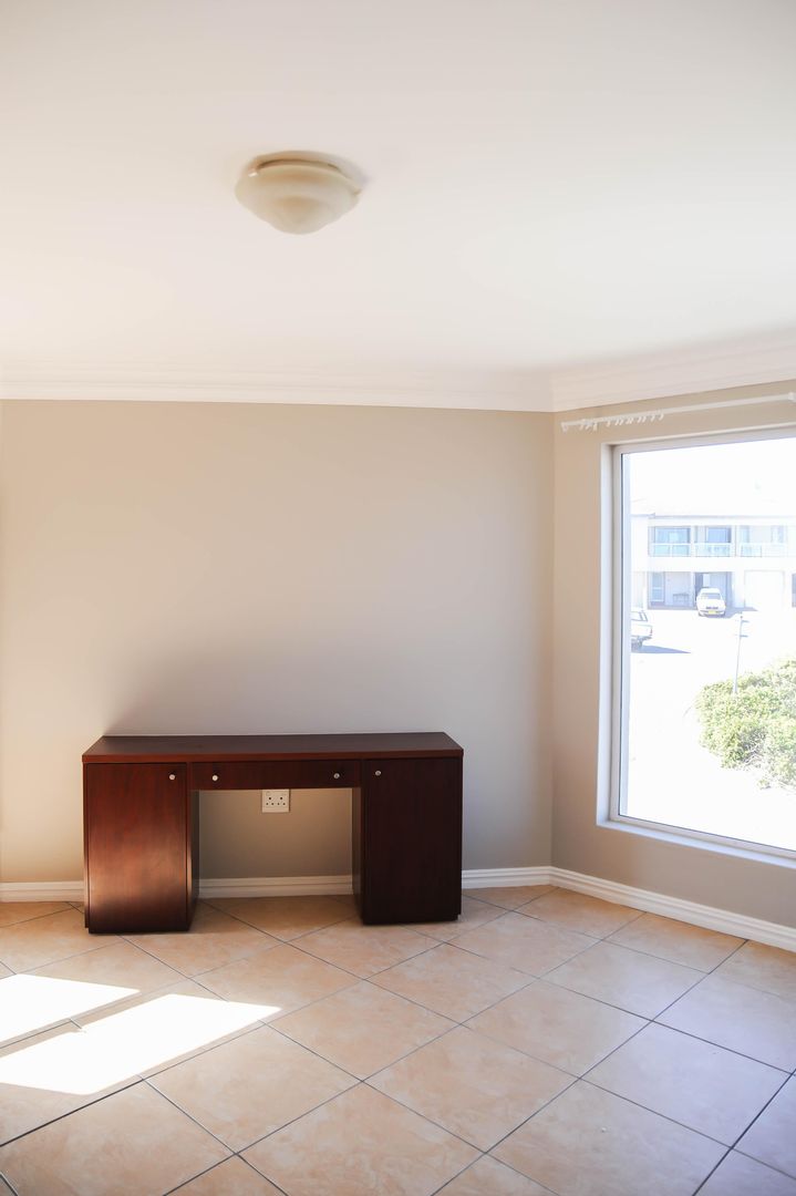 To Let 4 Bedroom Property for Rent in Calypso Beach Western Cape